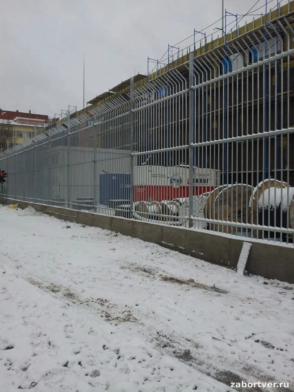 Сварной секционный забор с защитными пиками