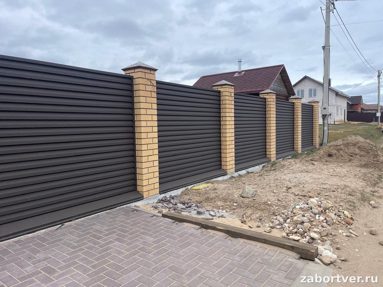 Каменные и кирпичные заборы: Надежность, Эстетика и Долговечность для Вашего Дома