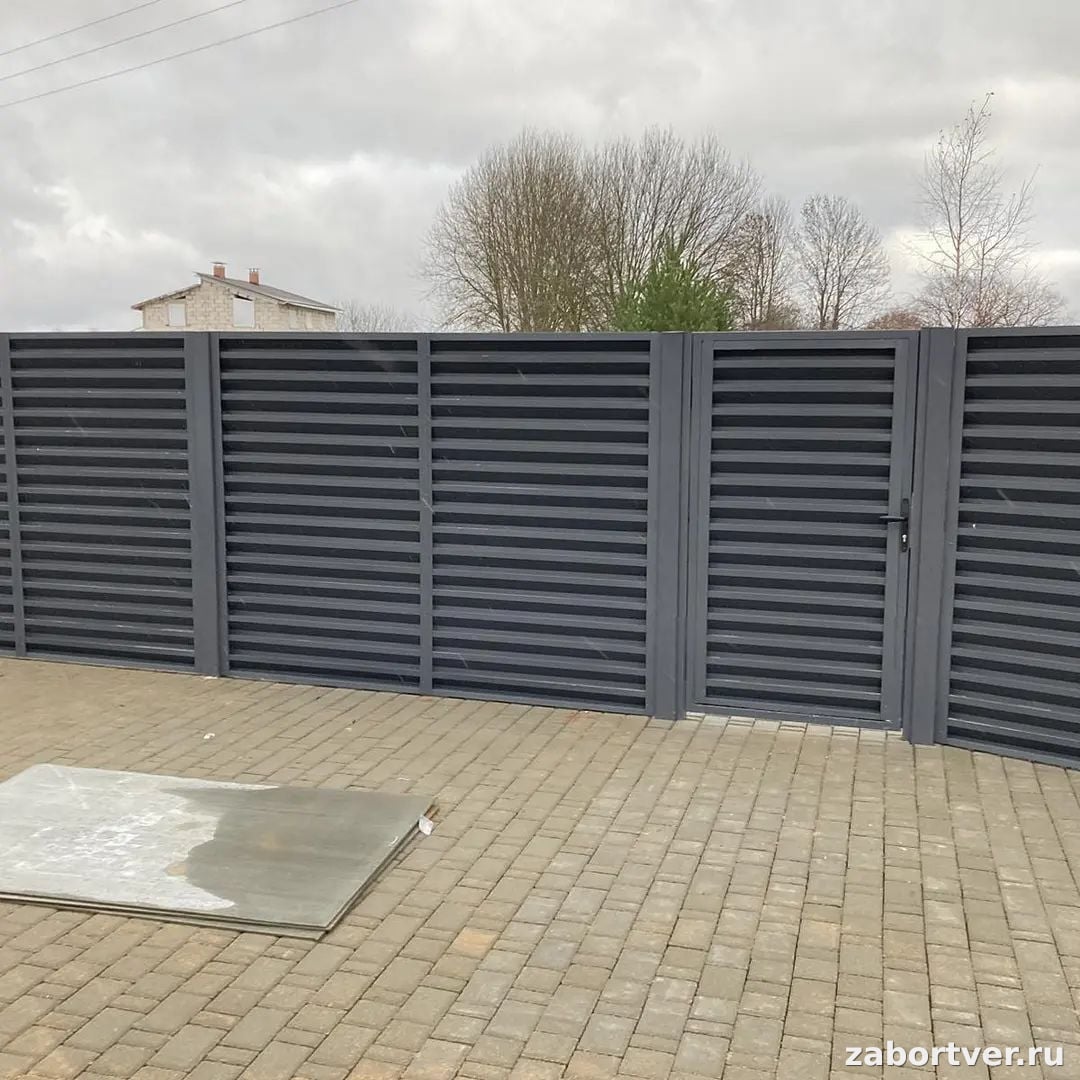 Темно-серый металлический забор жалюзи с калиткой и воротами, цвет антрацит RAL 7024