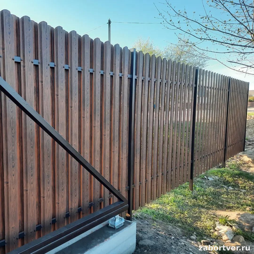 Заборы из штакетника: виды, преимущества и как выбрать идеальный вариант