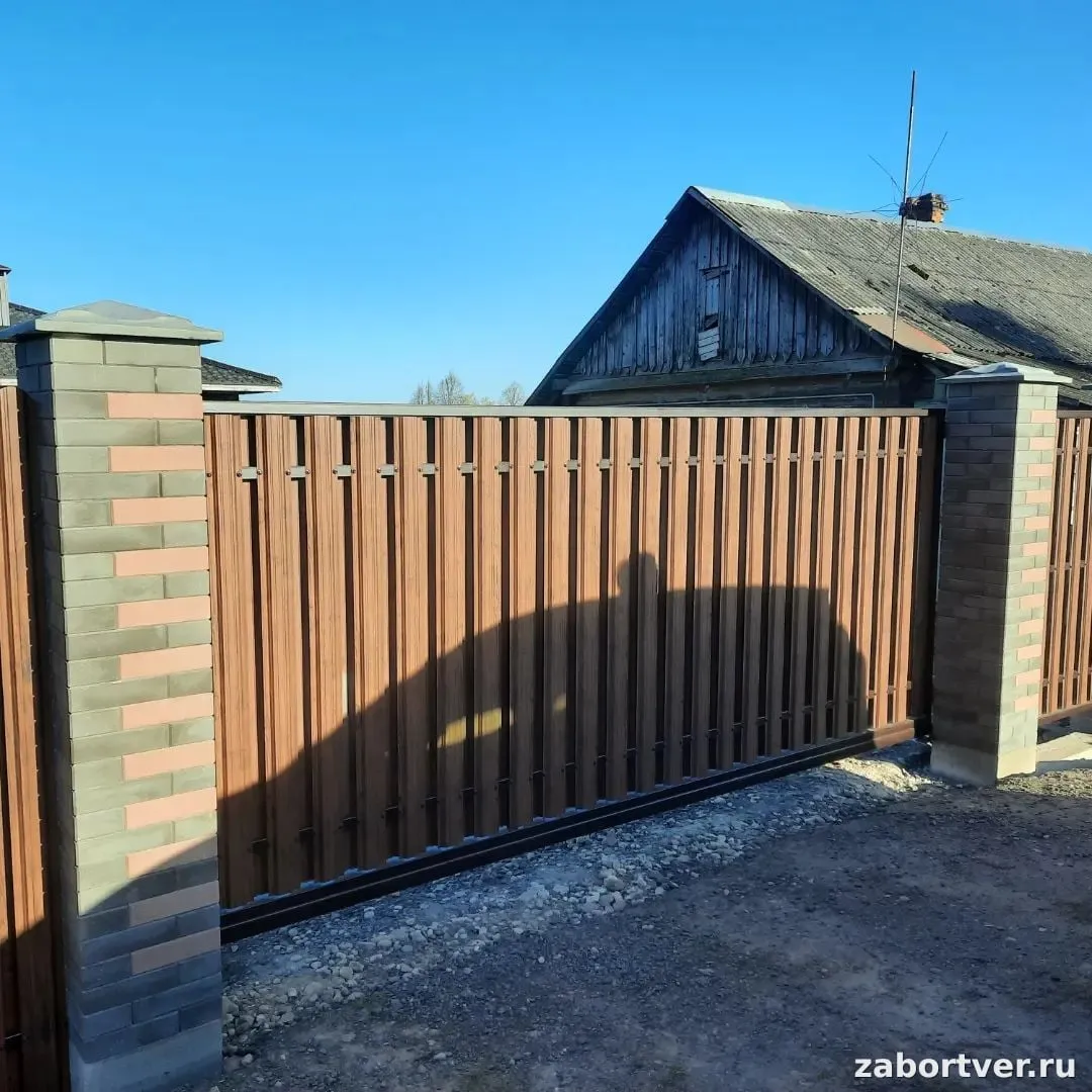 Заборы из кирпича: виды, цены и особенности строительства под ключ