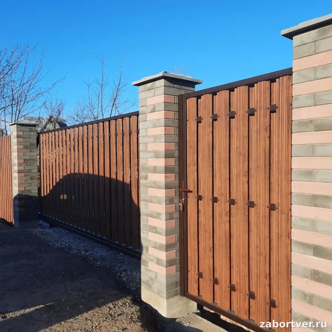 Забор с кирпичными столбами