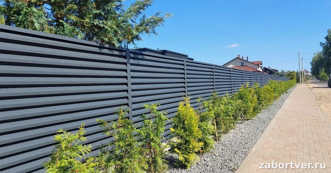 Заборы-жалюзи: Идеальное сочетание приватности, стиля и долговечности