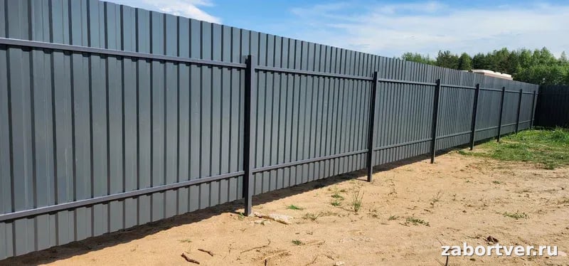Забор из металла: от профлиста до кованых элементов — гид по выбору и монтажу