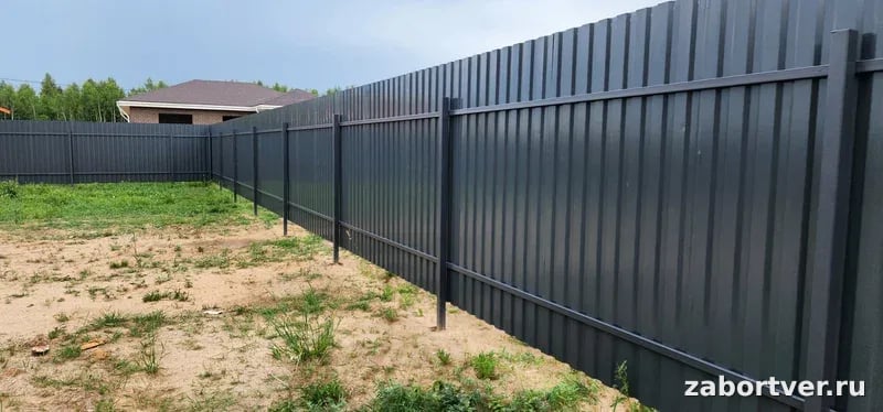 Забор из профнастила: выбор материала, расчет цены и этапы монтажа