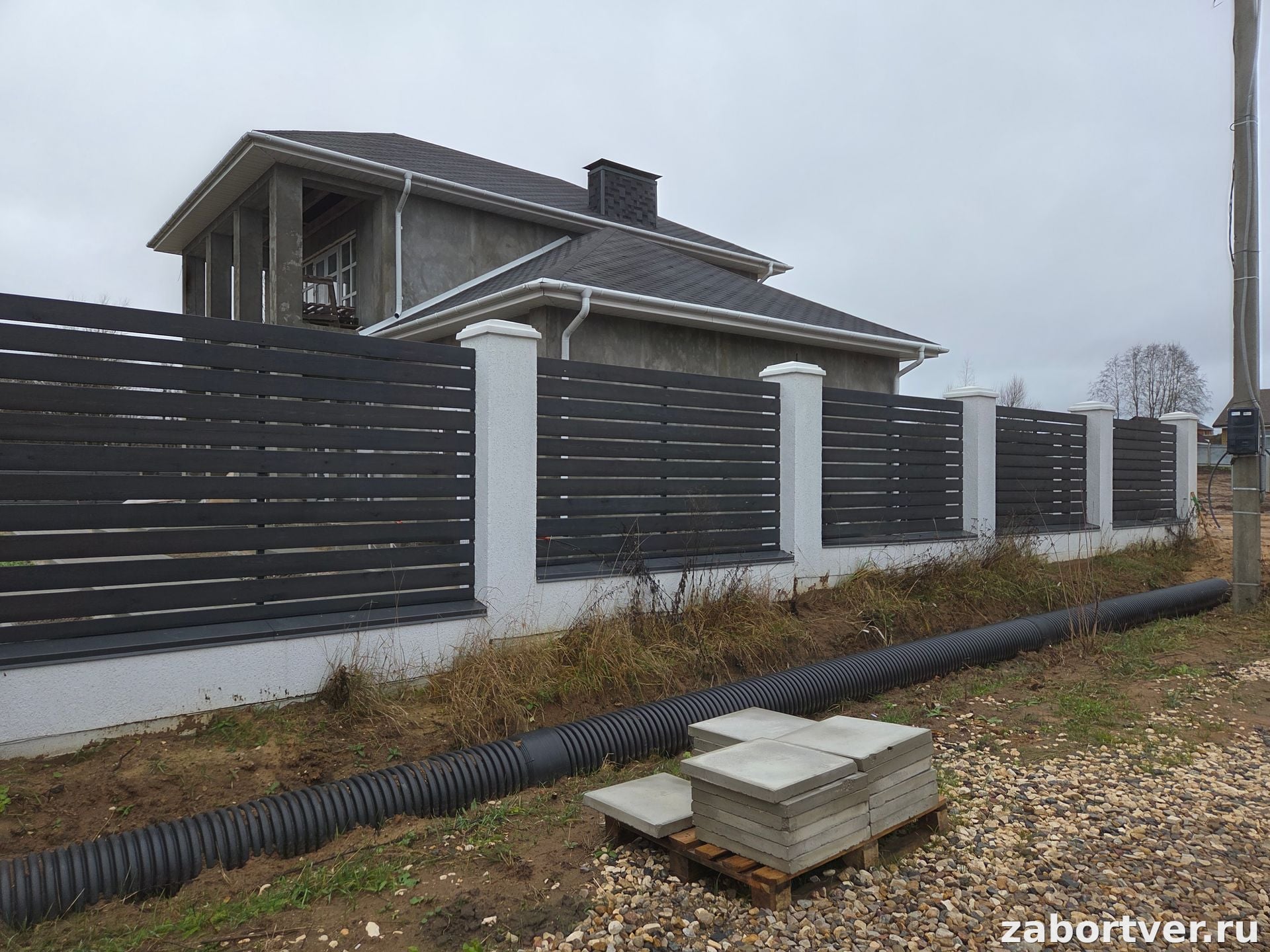 Забор Ранчо горизонтальный графит на кирпичных столбах