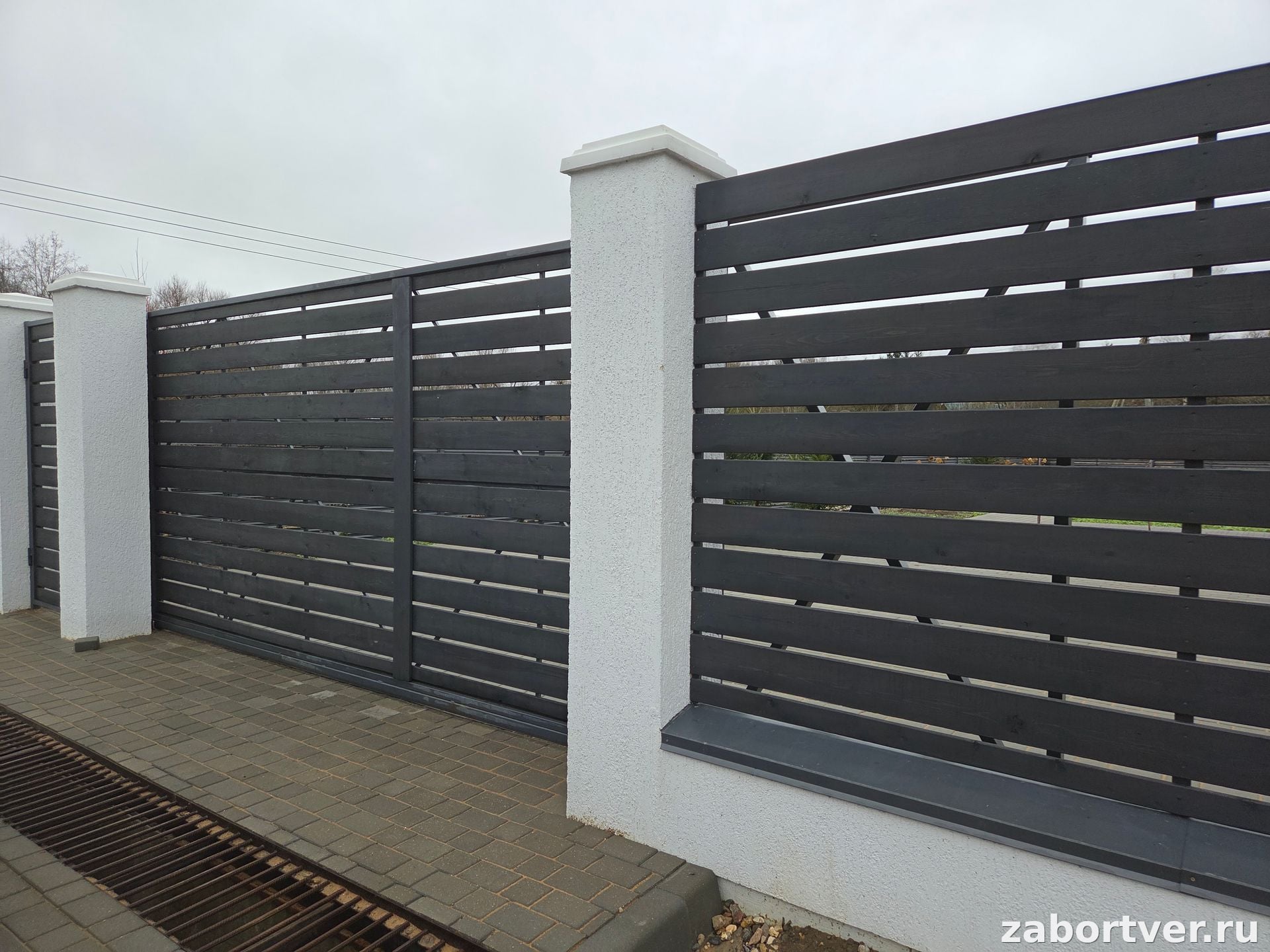 Современный забор Ранчо цвет Графит с откатными воротами