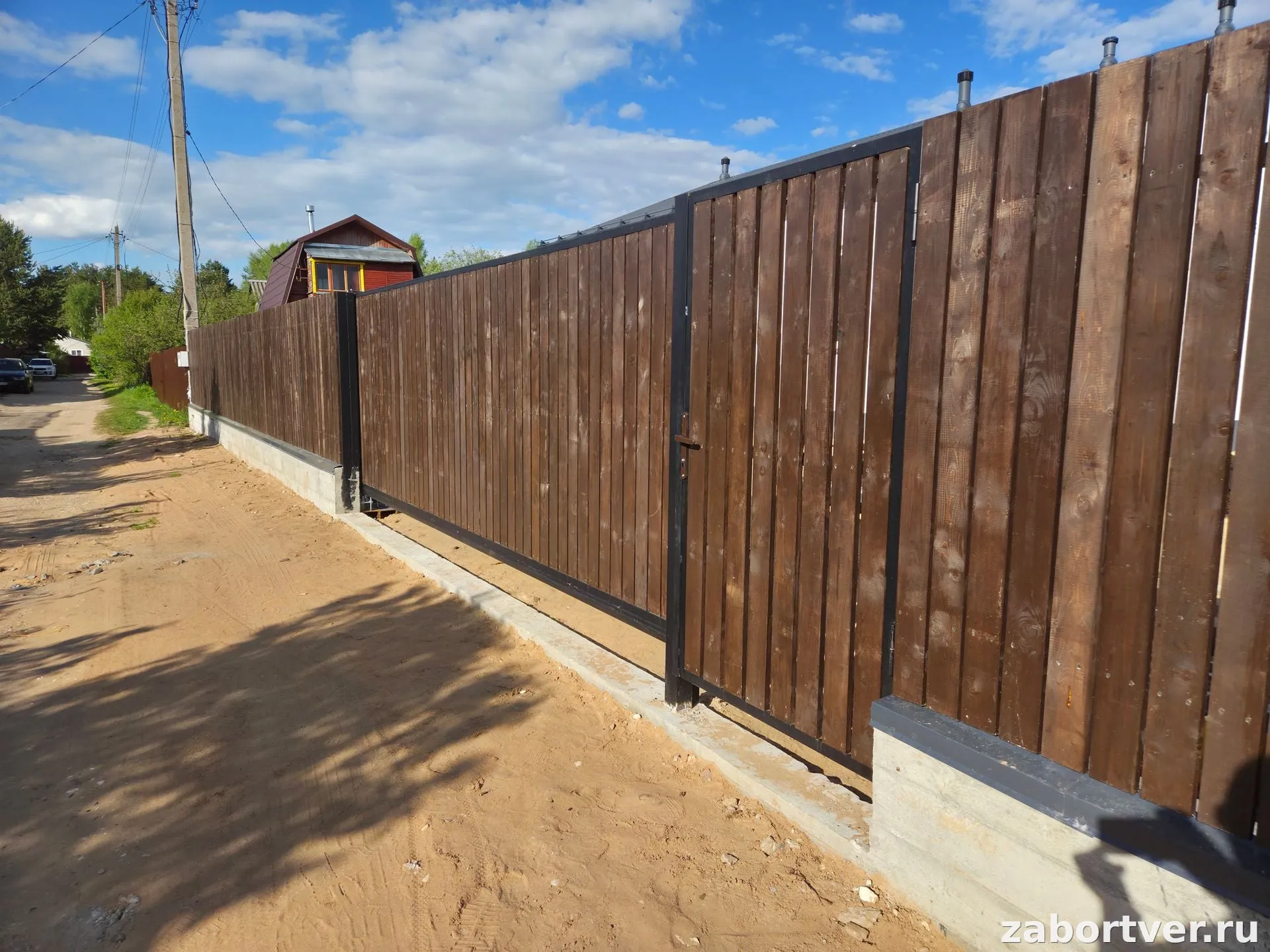 Глухой деревянный забор с откатными воротами