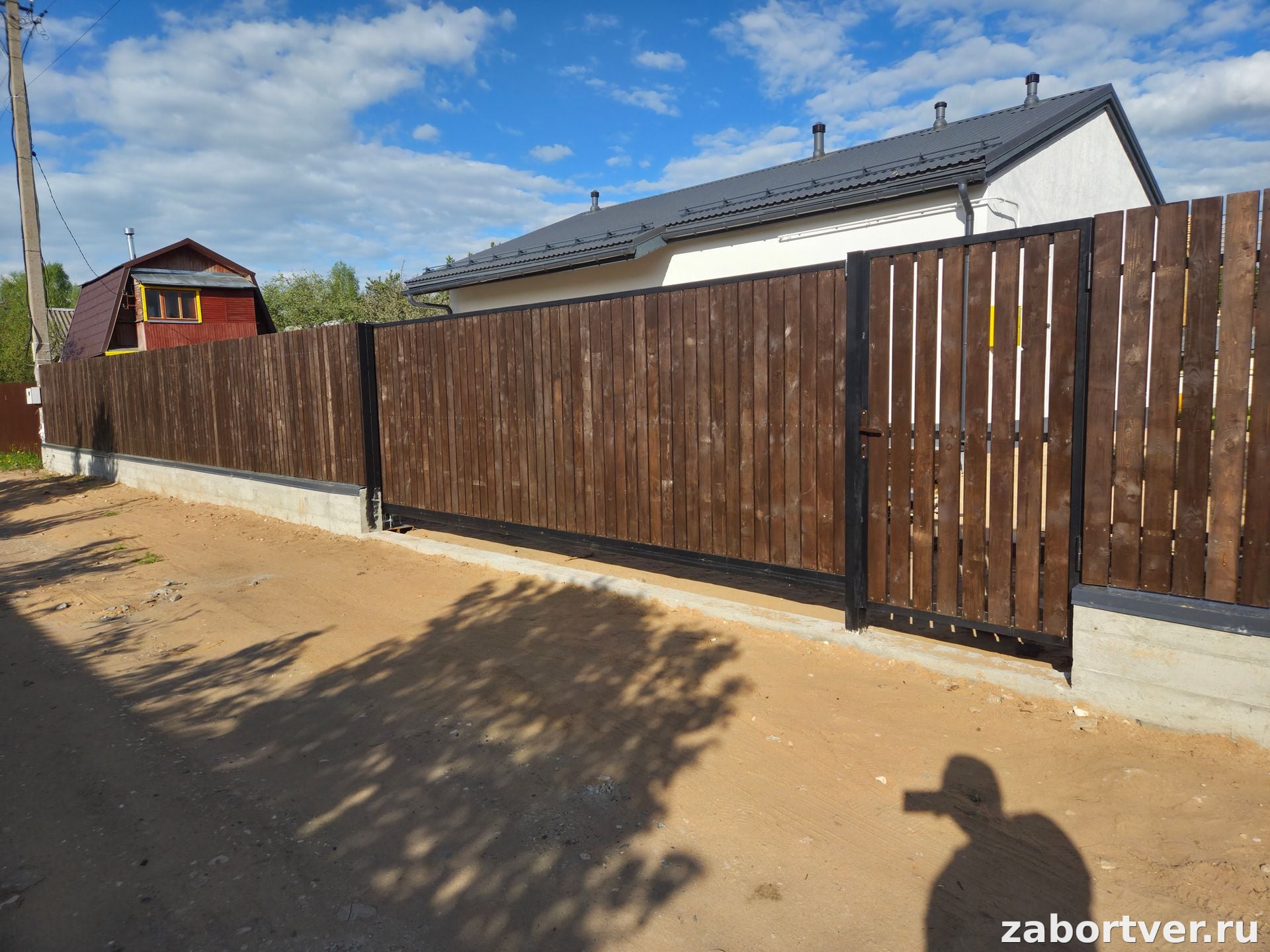 Глухой деревянный забор на ленточном фундаменте