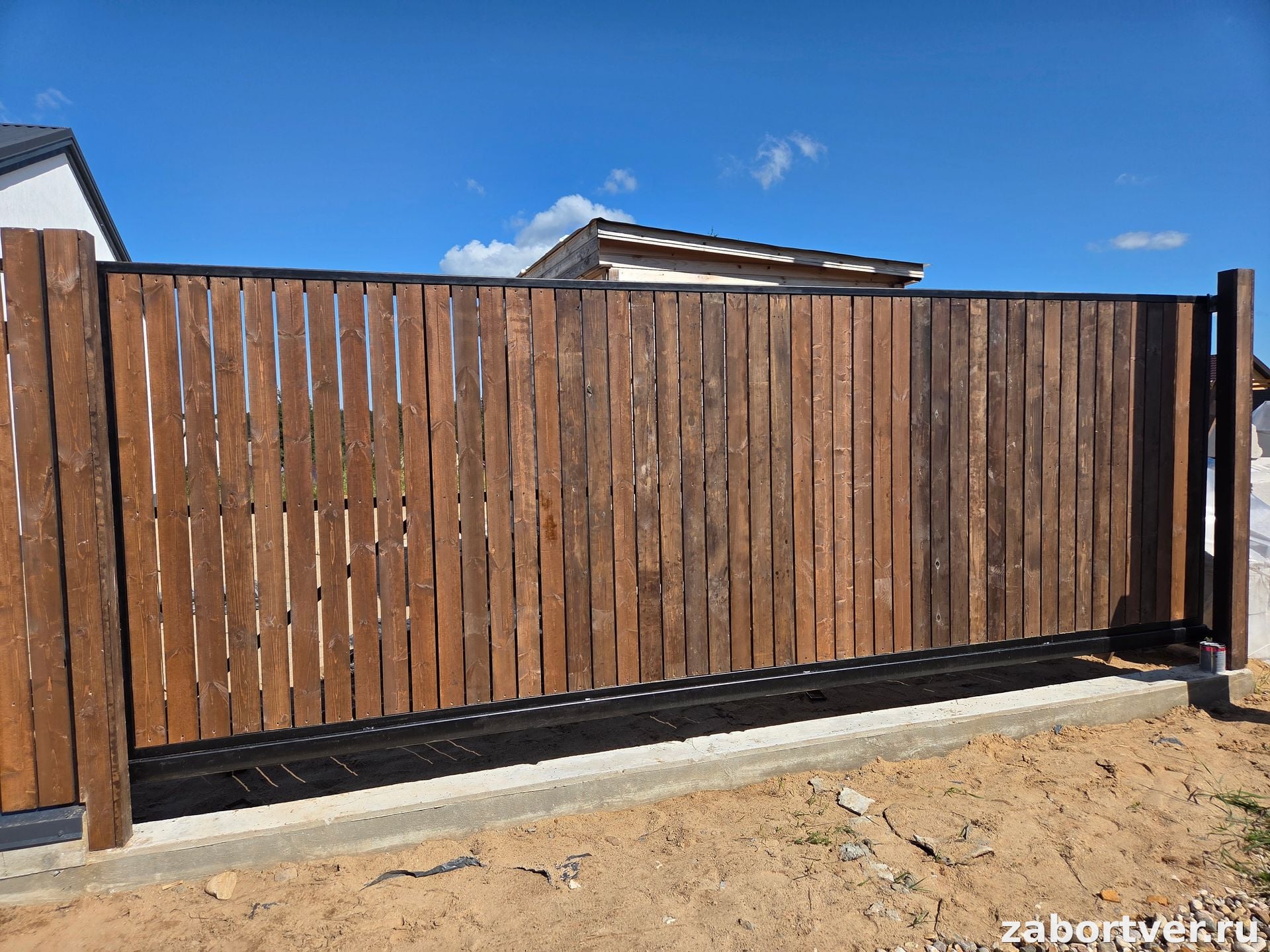 Откатные ворота с заполнением из натурального дерева