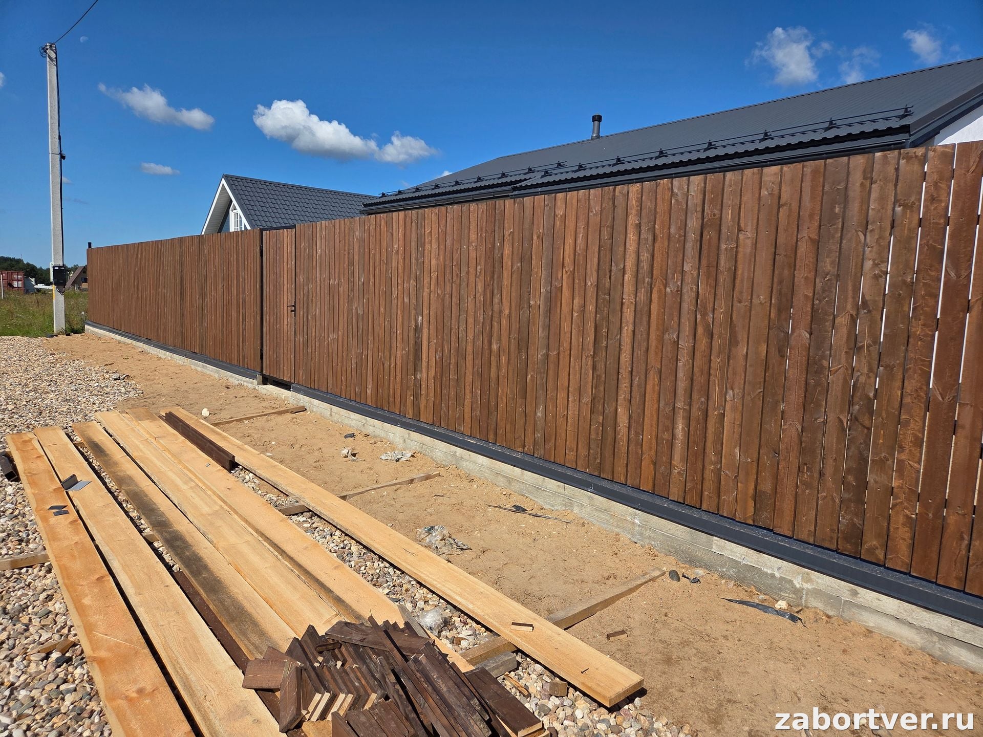 Сплошной деревянный забор из вертикальной доски