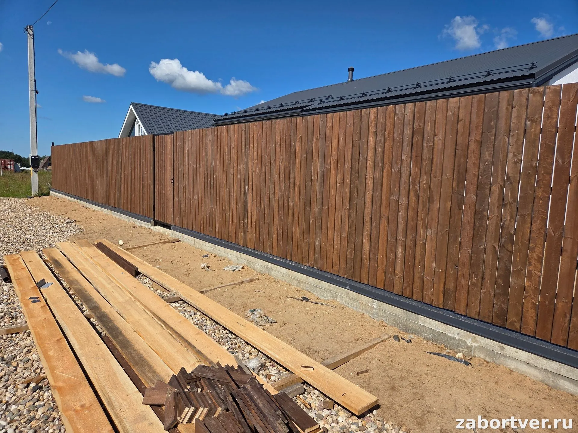 Глухой деревянный забор на ленточном фундаменте