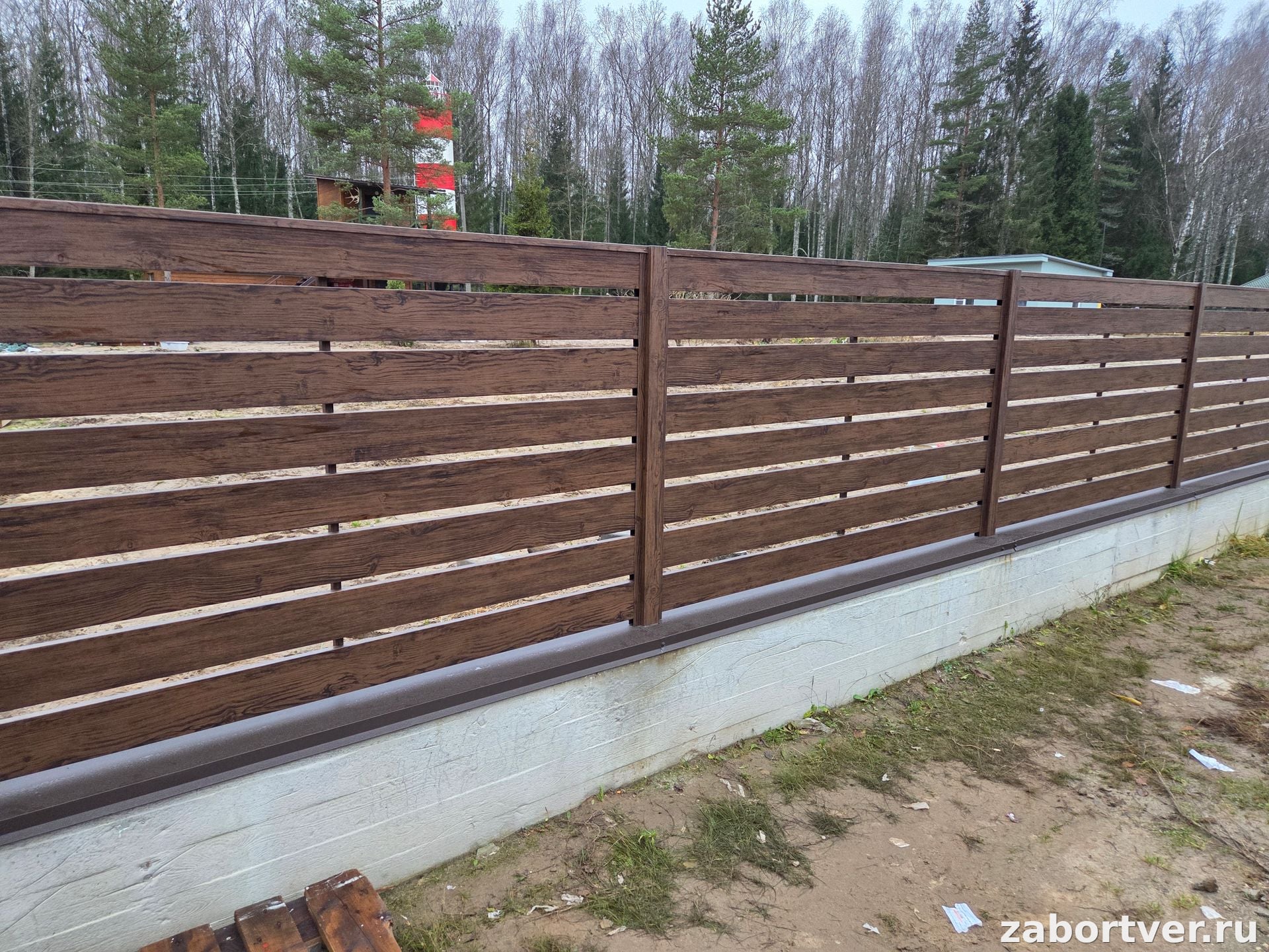 Горизонтальный забор Ранчо под темное дерево