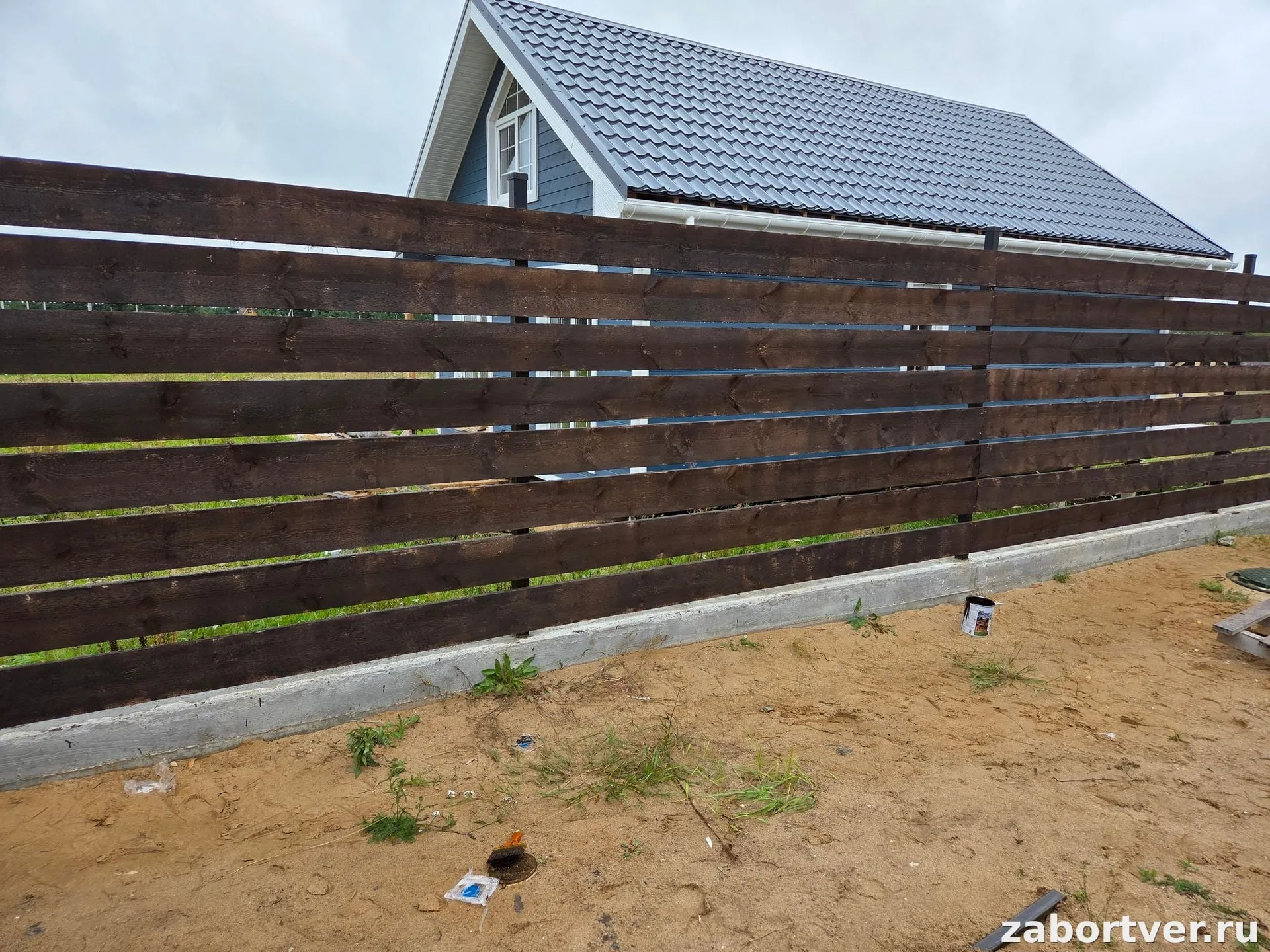 Горизонтальный деревянный забор из доски (Тёмное дерево)