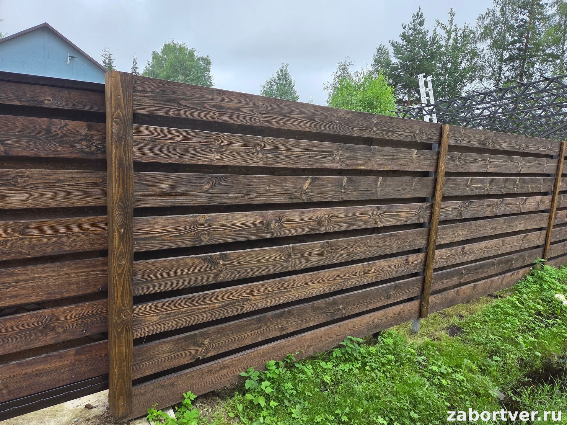 Горизонтальный деревянный забор из доски (Тёмное дерево)