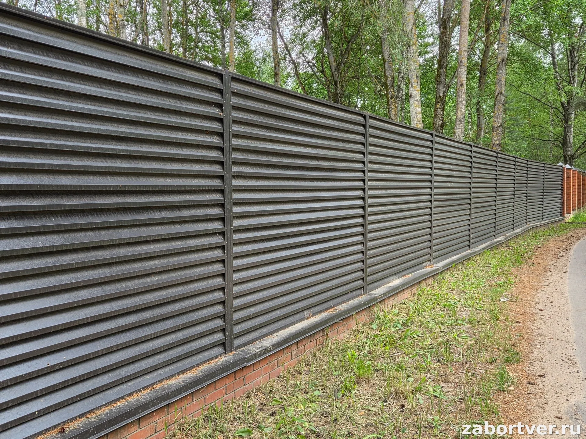 Премиум забор Жалюзи со столбами из темного кирпича
