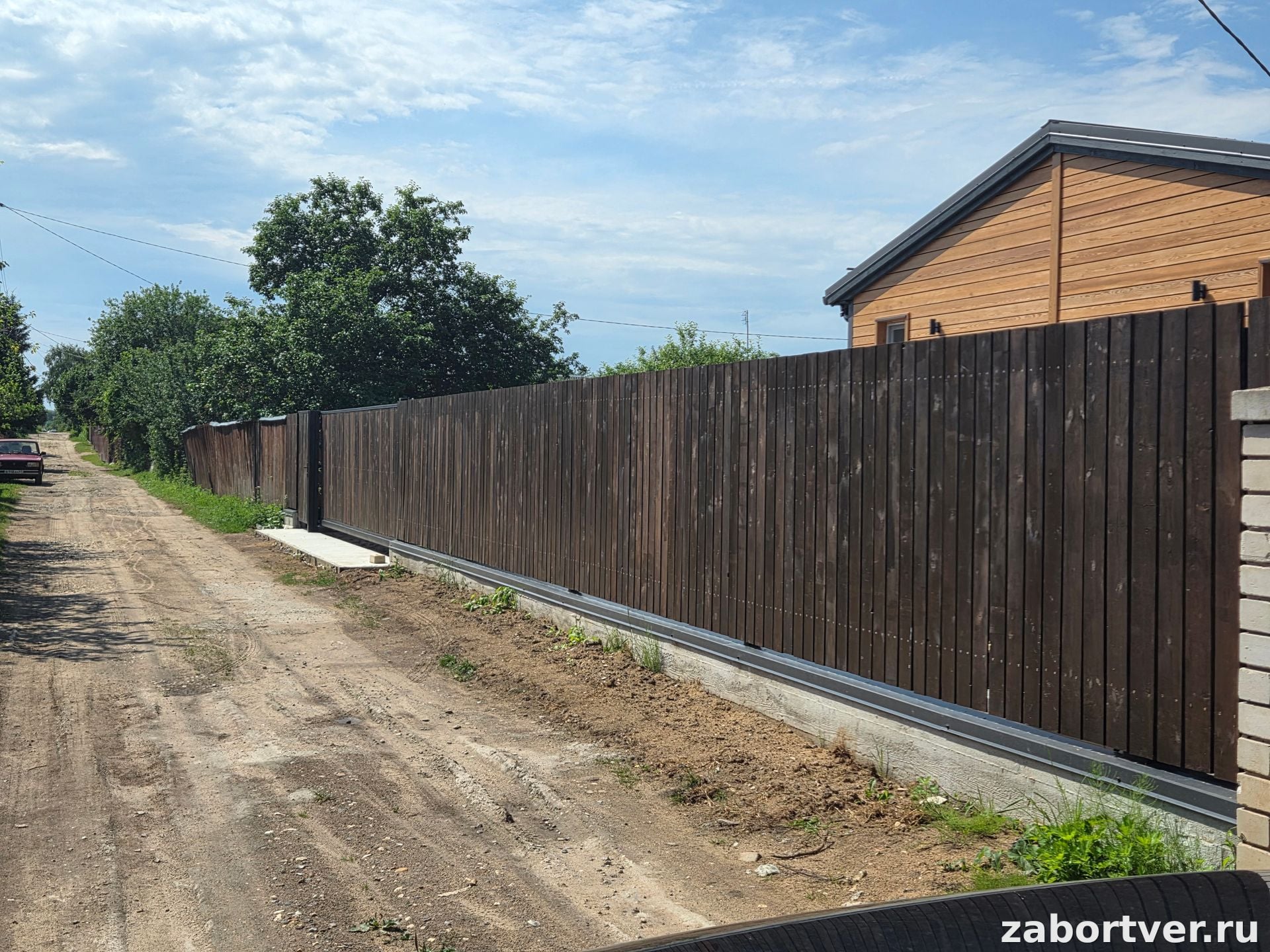 Глухой деревянный забор с откатными воротами