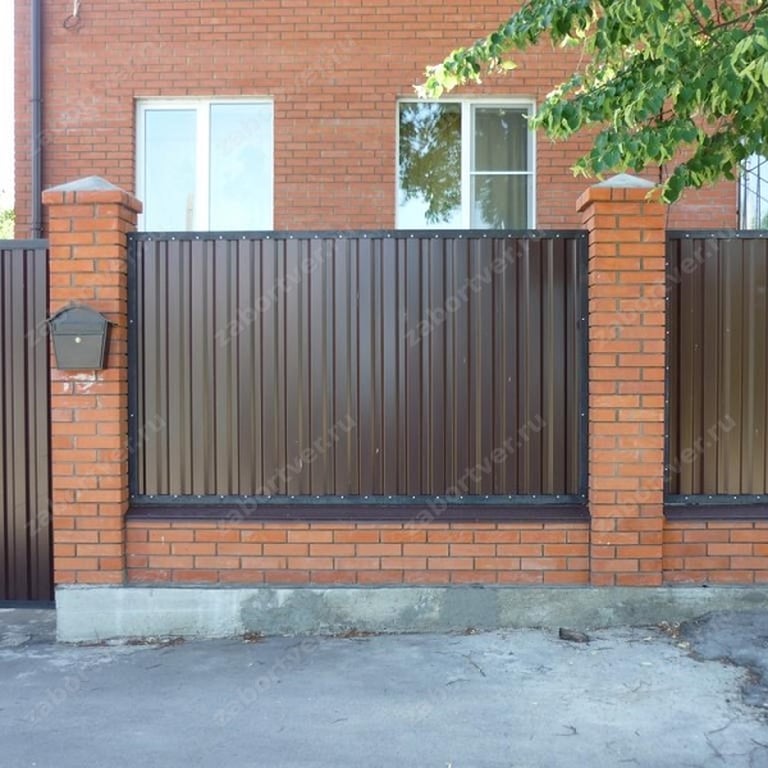 Забор из металлического штакетника с кирпичными столбами