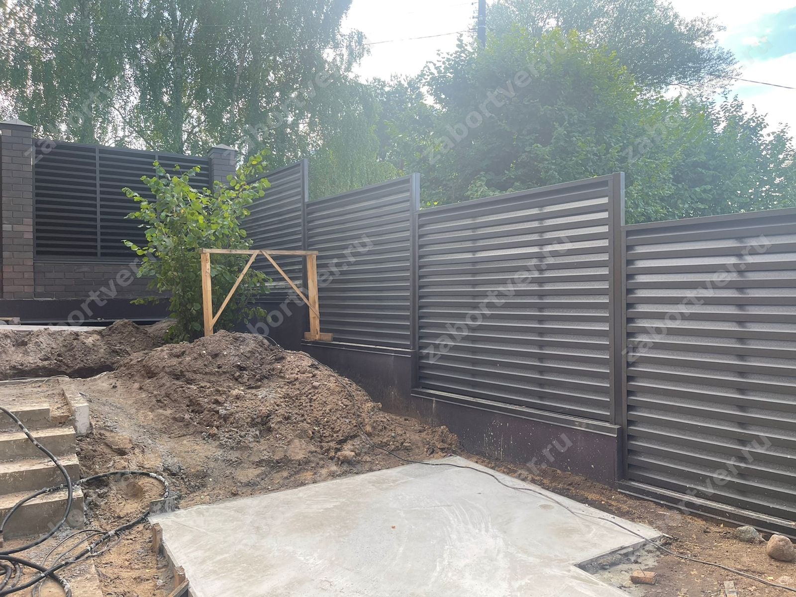 Забор из металлических жалюзи темно-серого (графитового) цвета