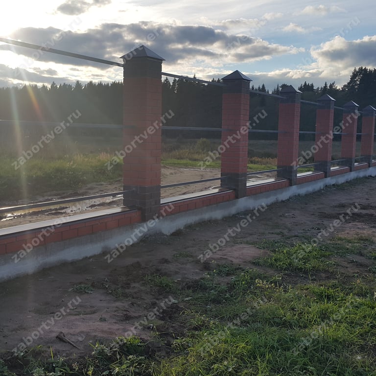 Забор ранчо с кирпичными столбами