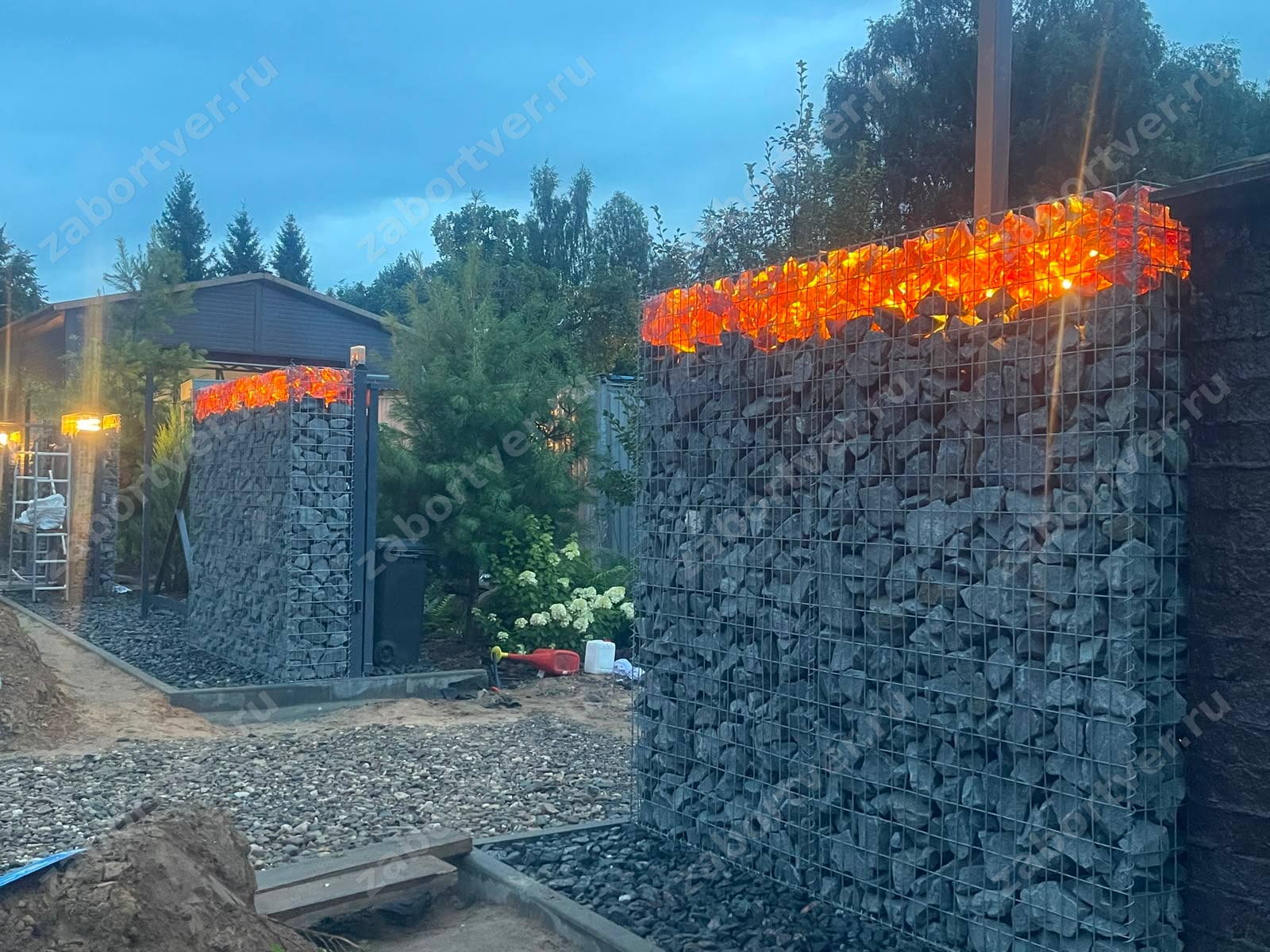 Современный комбинированный забор из габионов с натуральным камнем и декоративной подсветкой на бетонном фундаменте