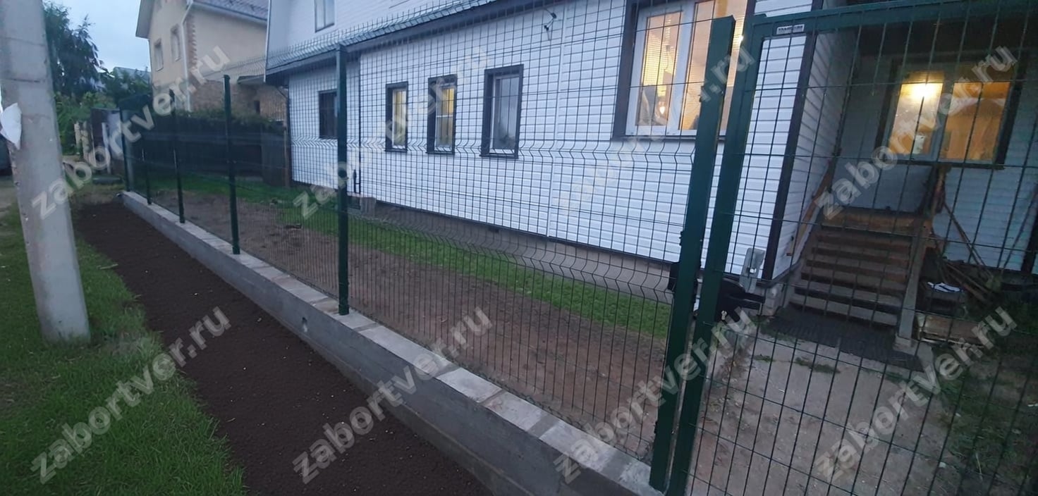 Ограждение из сварной сетки у дома