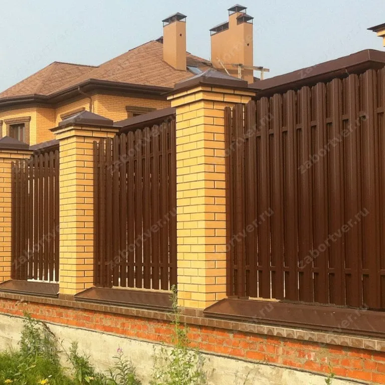 Металлический штакетник с кирпичными столбами и цоколем