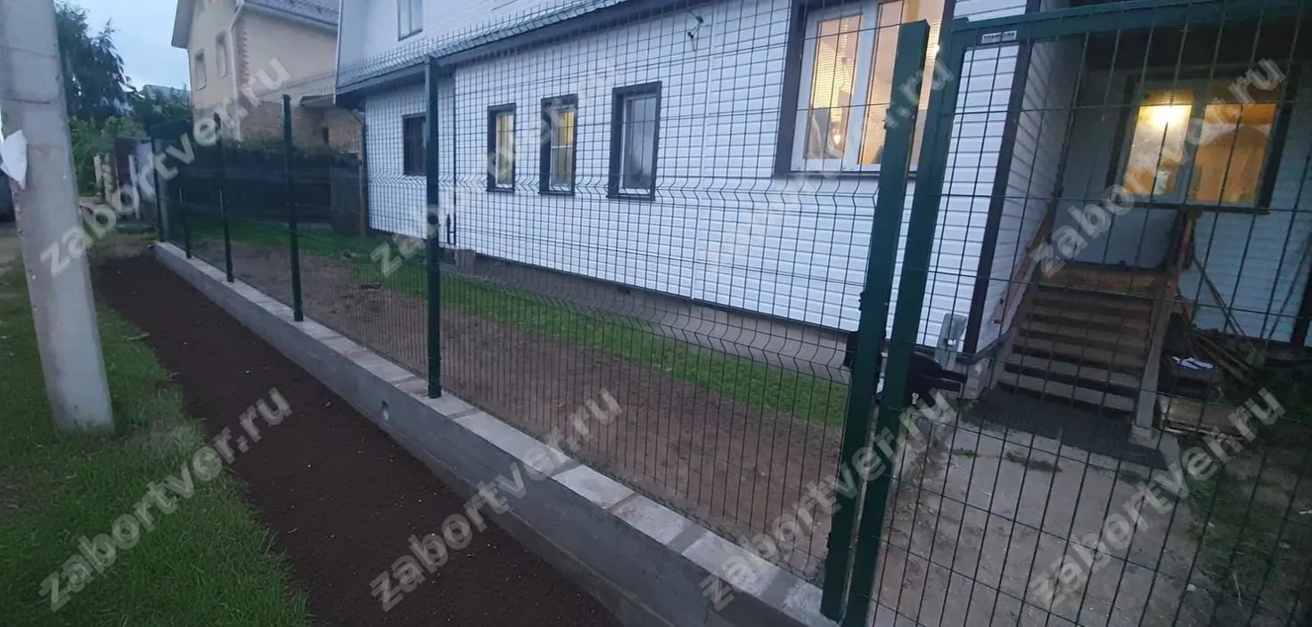 Ограждение из сварной сетки у дома